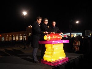 Dries Herpoelaert, algemeen directeur ZOO Antwerpen, Koen Kennis, schepen voor toerisme en Bart De Wever, burgemeester ontsteken de feestverlichting