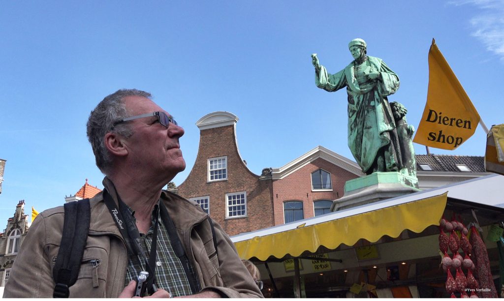 Marc op een marktdag in Haarlem in het bijzijn van Laurens Janszoon Coster, de eerste drukker met losse letters.