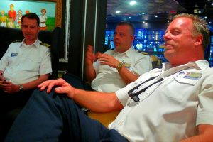De heren Kan (kapitein, links), Kooiman (foodmanager) en Pells (hoteldirecteur) 
