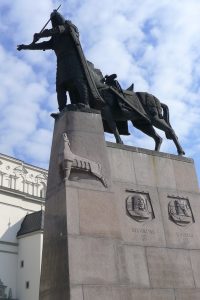 Stichter stad op paard en ijzeren wolf