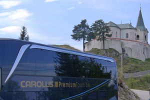 autocar bij bedevaartskerk van Ptjuska Gora