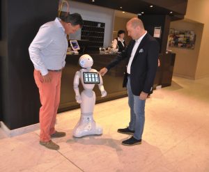 Xavier vercaemt (C-Hotels) en Fabrice Goffin (Zora Robotics) testen Pepper