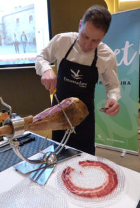 Ibericoham wordt vakkundige versneden door Pedro