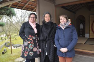 Schepen Karolien Mondelaers, kunstenares Roos van de Velde en conservator Sara Davidson