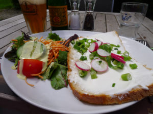 Boterham met plattekaas, radijsjes en een Kriek