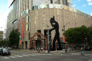 Het Seattle Art Museum met het bewegende beeld The Hammering Man