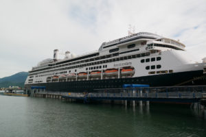 Zicht op het cruiseschip Amsterdam van de rederij Holland America Line (in aanlegplaats Juneau, de hoofdstad van Alaska)