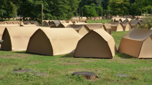 Kamperen in kartonnen tenten