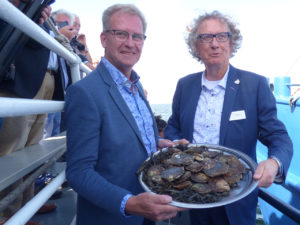 De eerste oesters zijn aan boord van het gastschip