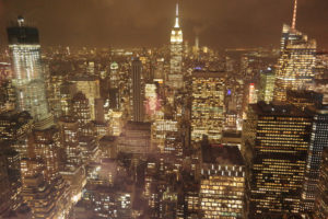 Onvergetelijk nachtelijk zicht op Manhattan vanaf de Rock Tower in het Rockefeller Center.