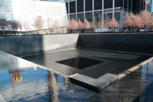 Het 9/11 Memorial met het Museum en de South Pool, één van de twee herdenkingsvijvers.