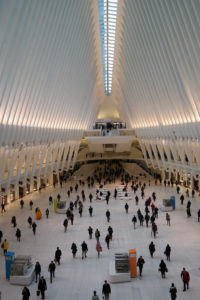 Mensenmassa’s in de hall van het nieuwe Calatrava-station van het WTC.