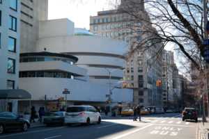Buitenzicht van het Salomon R. Guggenheim Museum aan de Museum Mile (Fifth Avenue)