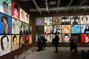 De beroemde portretten van pop art kunstenaar Andy Warhol in de Whitney.