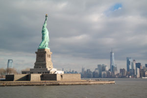 Liberty Island en Lower Manhattan gezien vanaf de boottocht met Statue Cruises