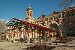 Hoofdingang van het migratiegebouw op Ellis Island.