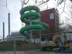 Een van de glijbanen van Aquapark Bellewaerde is al geplaatst