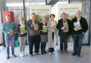 Medewerkers Westtoer en gedeputeerde.