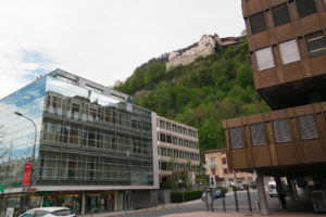 Het moderne centrum van de hoofdstad Vaduz met het Kasteel op de achtergrond