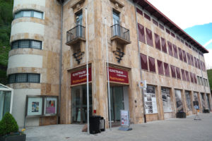 Het Postkantoor met Postmuseum en ondergronds de Schatkamer