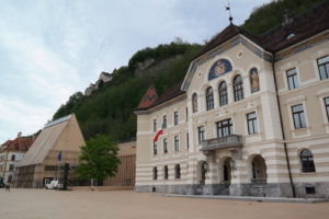 Het Landtagsgebäude (links) en het Regierungsgebäude (rechts) in Vaduz