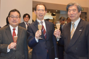 Een toast op Fukushima: vlnr Mr Makita, Mr Masao en Mr Kazuo