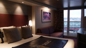 Kajuit met balkon en zicht op zee