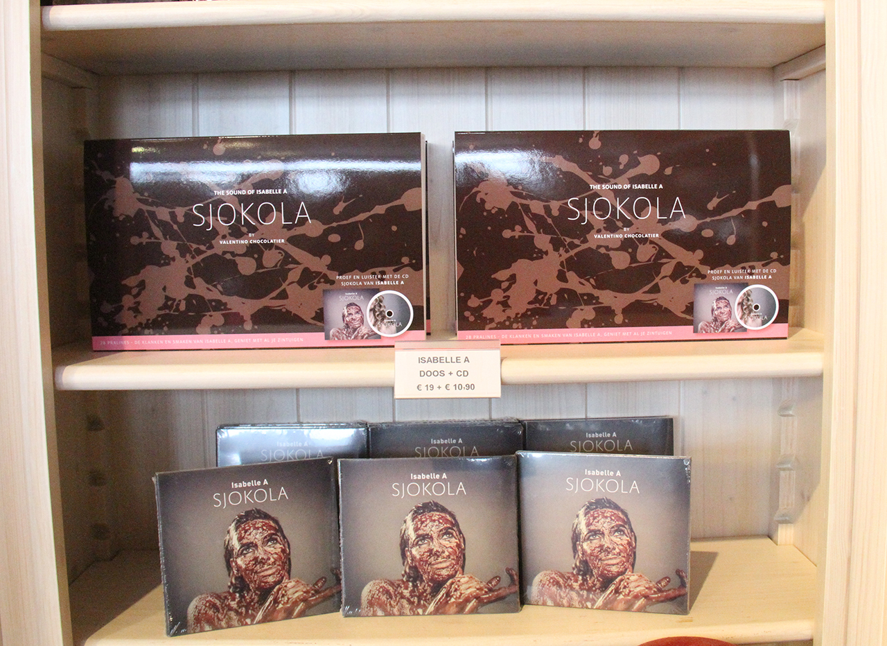 De geschenkdoos ‘Sjokola - The Sound of Isabelle A by Valentino Chocolatier’ en de cd Sjokola
