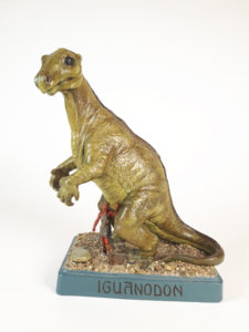 Iguanodon, 1907 Onderdeel van een serie (later) beschilderde terracotta dinomodellen, Duitsland. Collectie Museon, Den Haag