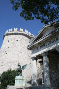 Trsat met vesting, kasteel, toren, tempel en mausoleum met draak