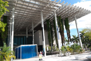Moderne architectuur met veel groen van het Pérez Art Museum Miami